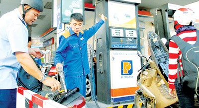 A number of petroleum companies want to increase petrol prices by upto VND1,400 a liter (Photo: SGGP)